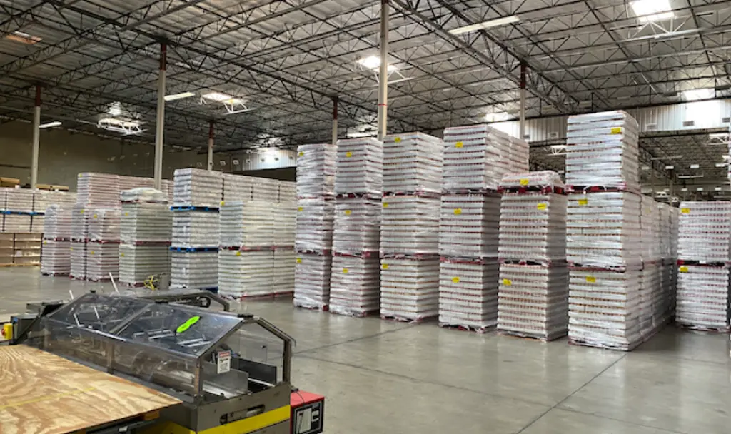 Spacious interior of a 3pl warehouse in Charlotte, North Carolina, organized for manufacturing plant support warehousing and efficient warehouse distribution.